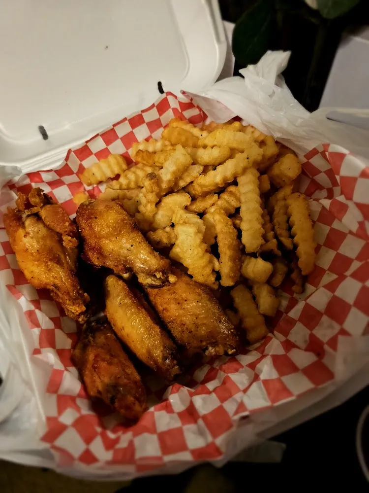 Chicken Wings with Fries